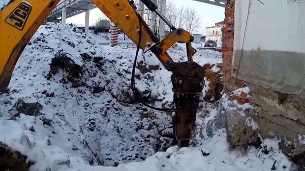 гидромолот разбивает мерзлую землю