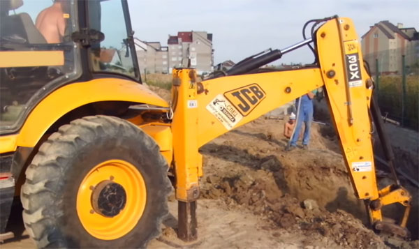JCB 8045 копает котлован