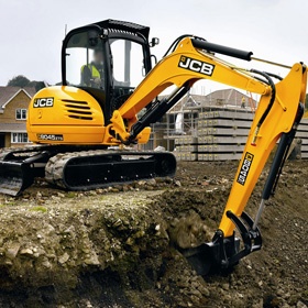 экскаватор JCB роет котлован