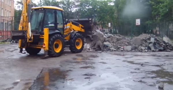 погрузчик убирает мусор